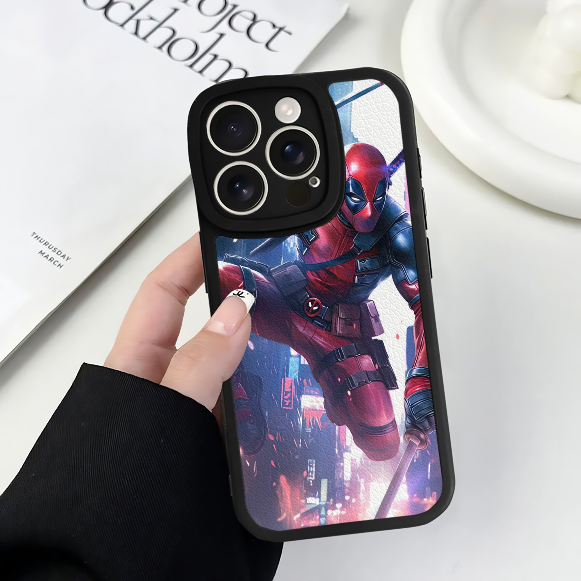 （画像用） Deadpool デッドプール 【iPhone 16シリーズ対応】シリコンスマホケース（レザー調） 材質：シリコン